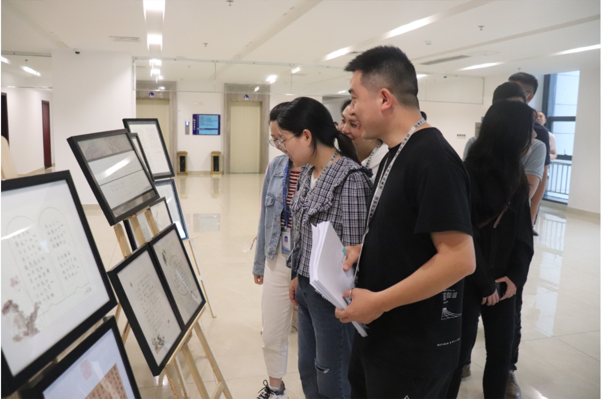 圖為：開投集團(tuán)展出優(yōu)秀獲獎作品，干部職工及家屬參觀書法作品，學(xué)習(xí)廉潔文化.png